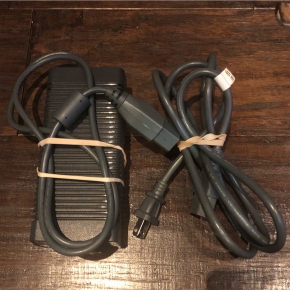 Xbox 360 Console Bundle with Kinect - Picture 8 of 10